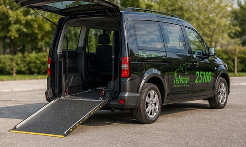 VW Caddy von Telecar Stadtmobil 24 mit ausgeklappter Rollstuhlrampe am Heck